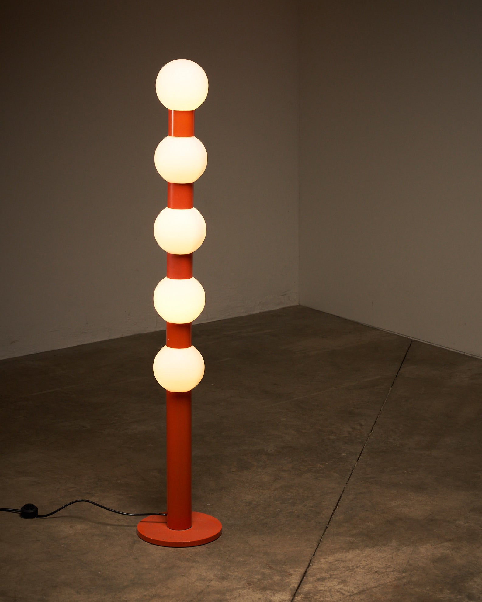 Playful Floor Lamp model nr "S 154" by Kontakt-Werkstätten. Floorlamp  from Glass Spheres and orange lacquered metal.