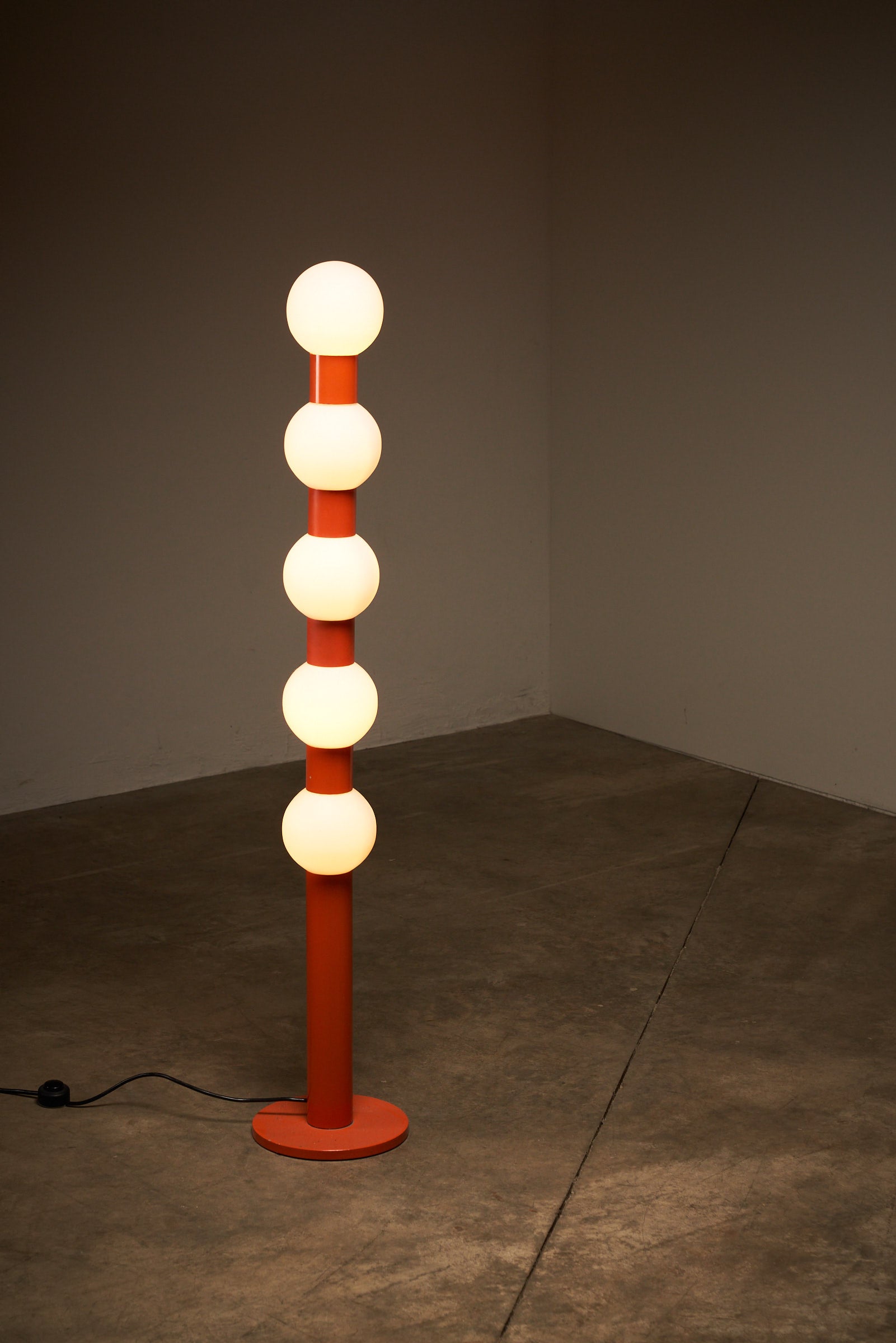 Playful Floor Lamp model nr "S 154" by Kontakt-Werkstätten. Floorlamp  from Glass Spheres and orange lacquered metal.