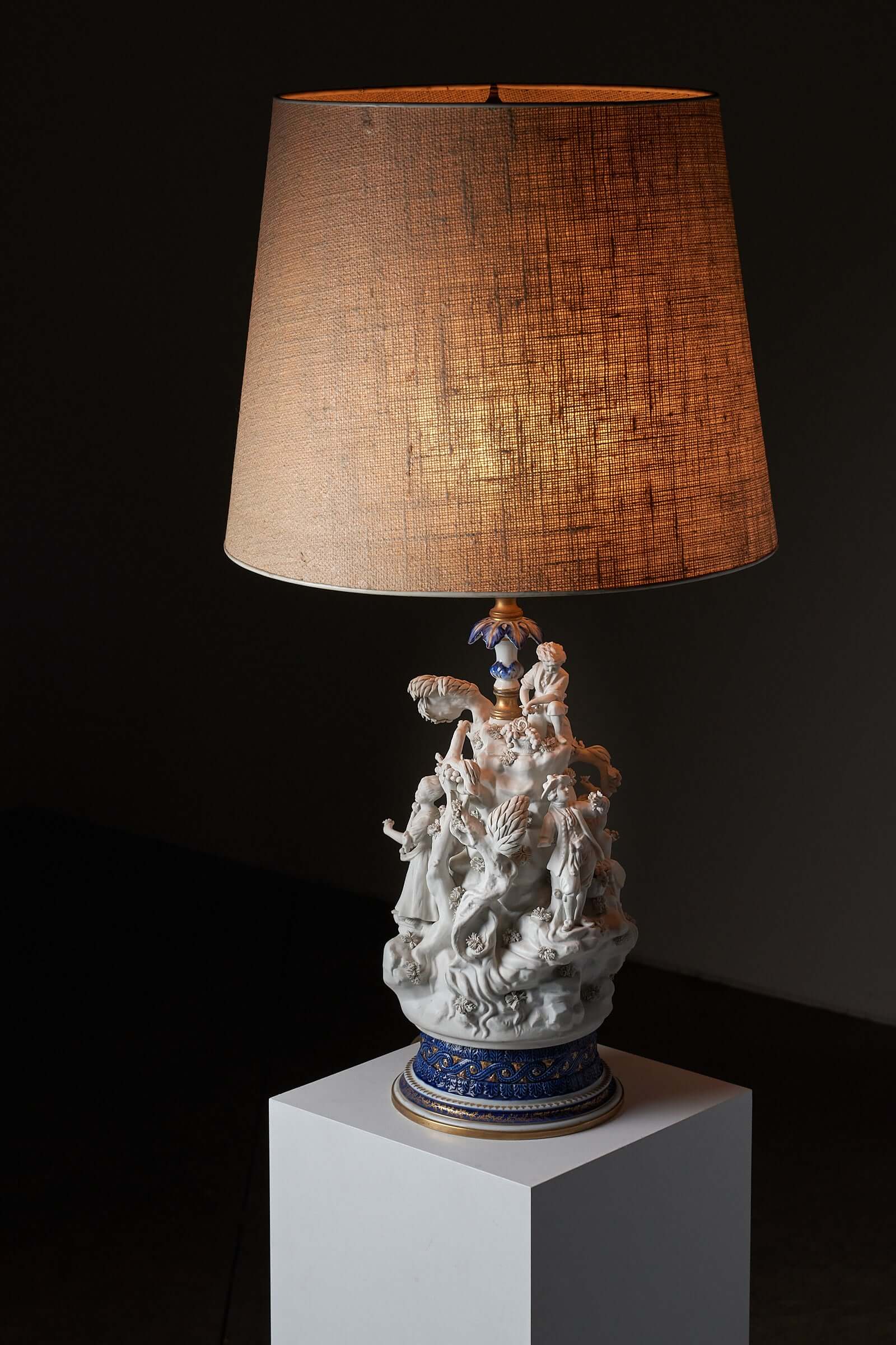 Porcelain table lamp with biscuit porcelain figurines, cobalt blue and gold accents, sculpted by Mangani, Italy, 20th Century.