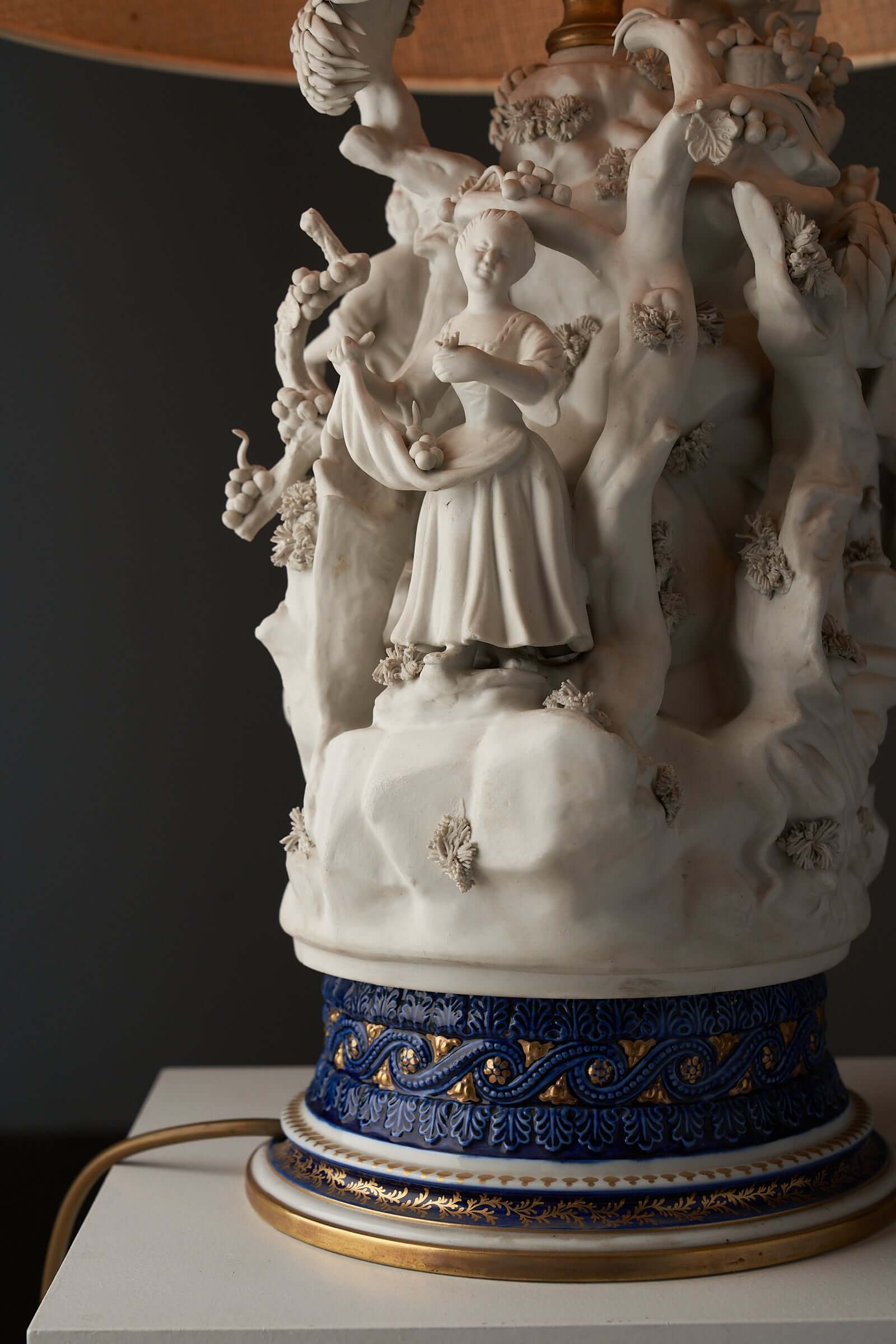 Porcelain table lamp with sculpted figurines by Mangani, 20th-century Italy, cobalt blue base with gold accents, classical scenes