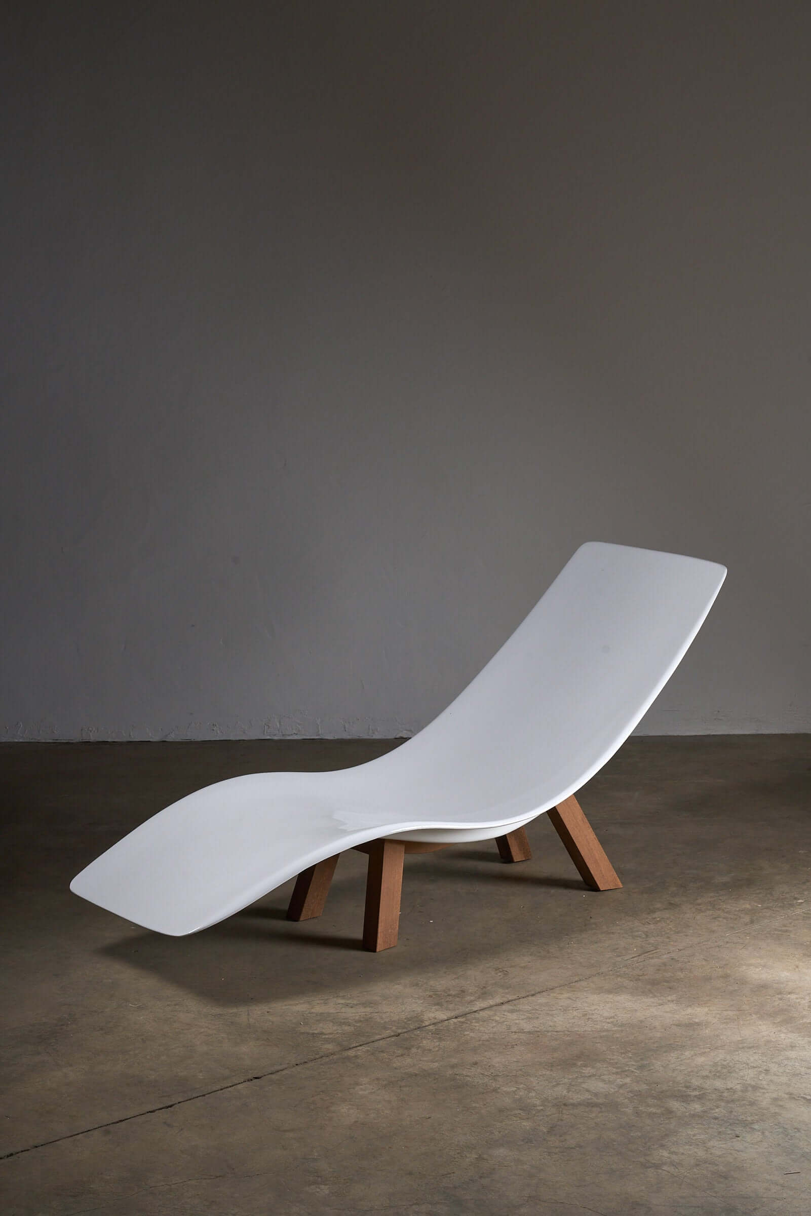 Eurolax R1 chaise longue by Charles Zublena with white fiberglass and wood base, mid-century modern design.