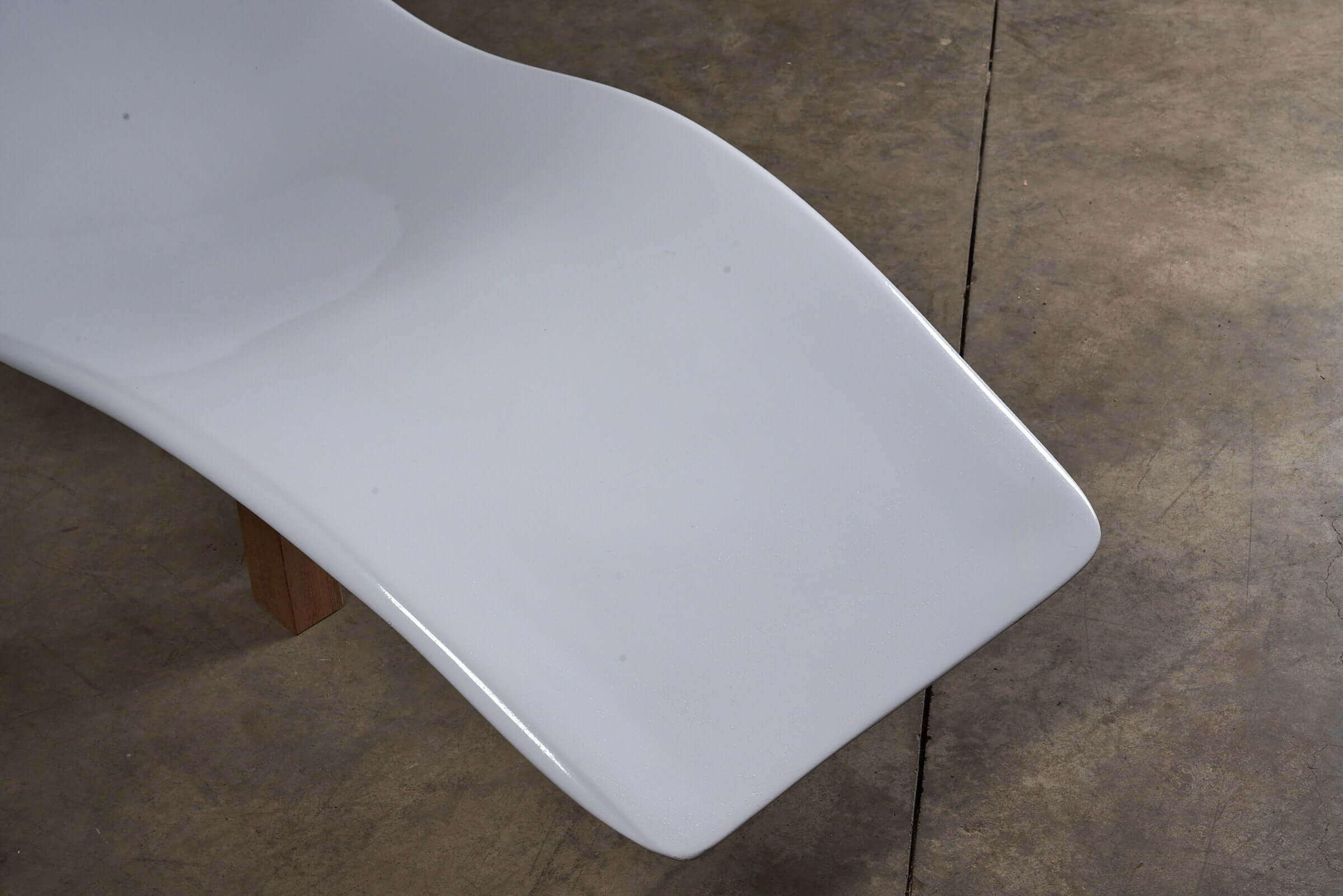 Close-up of the white fiberglass seat of the Eurolax R1 Chaise Longue by Charles Zublena, showcasing its sleek lines and elegant design.